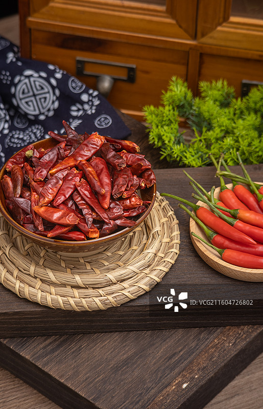 桌面盘子装满红色干辣椒调料香料静物图片素材