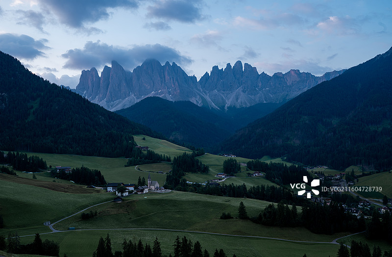 多洛米蒂弗内斯山谷图片素材