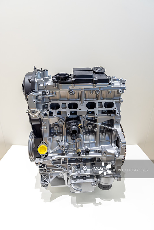 成都沃尔沃汽车品牌体验中心展出的插电式混合动力发动机图片素材