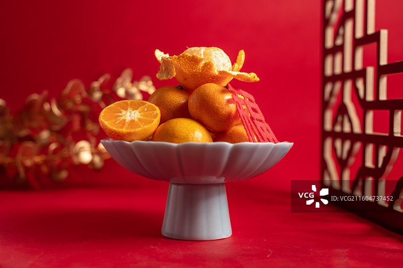 中式红背景上的砂糖橘图片素材