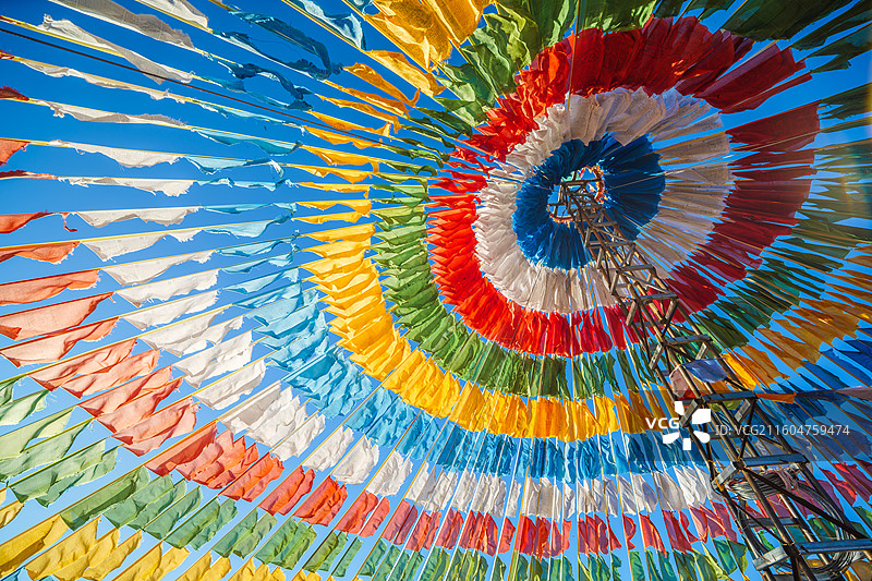 蓝天下的藏族五彩经幡图片素材