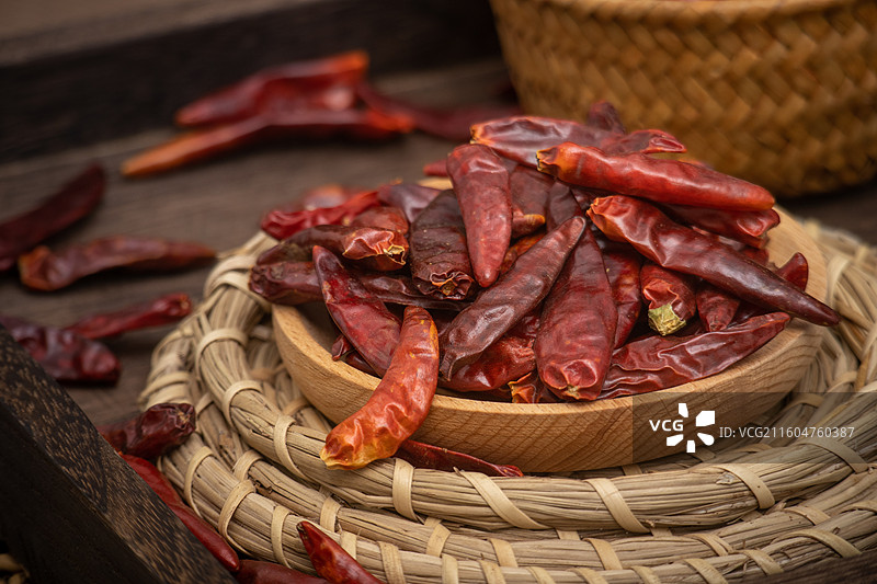 桌面盘子装满红色干辣椒调料香料静物图片素材