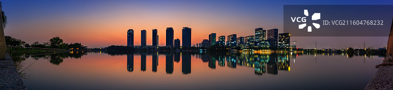 落日余晖里的九龙湖全景图+南京图片素材