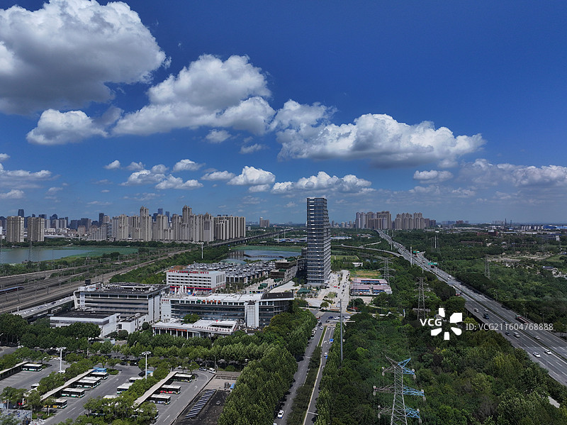 武汉站的蓝天白云图片素材