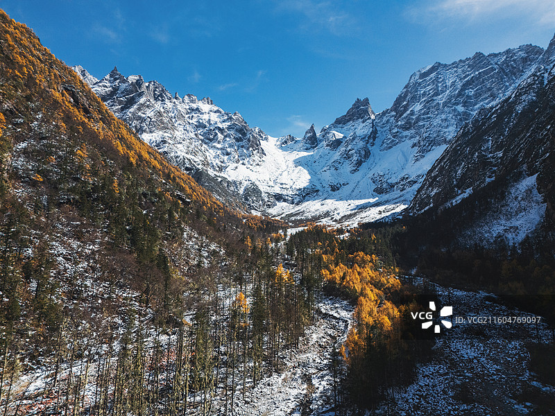 雪后的理小路红石滩和魔戒峰冰川航拍图片素材