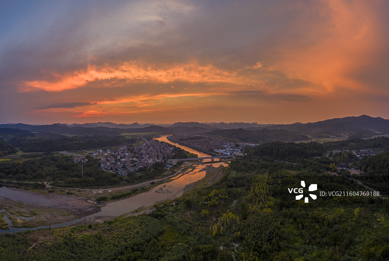 航拍江西鹰潭龙虎山风景区上清古镇景点城镇建筑旅游风光图片素材