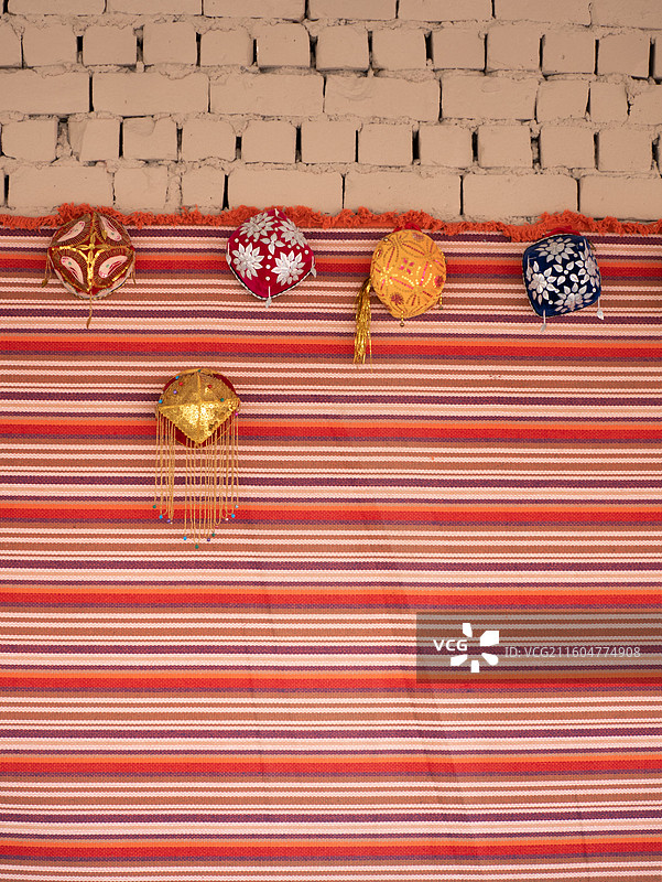 金黄色沙漠胡杨林古村寨墙面民族花帽图片素材