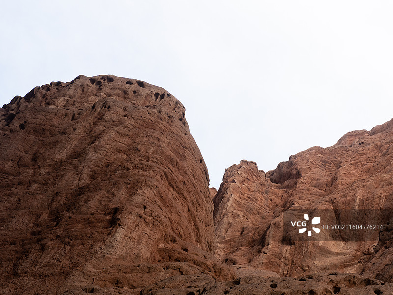 晴天红色岩石纹理雅丹丹霞地貌一座山峰图片素材