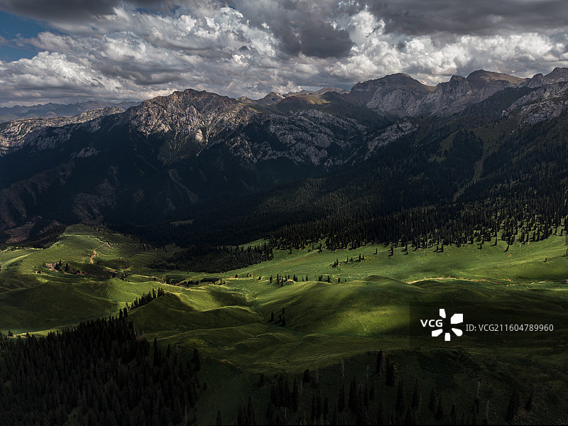 翠坡叠浪接云岫，苍岩凝寂立天陲图片素材