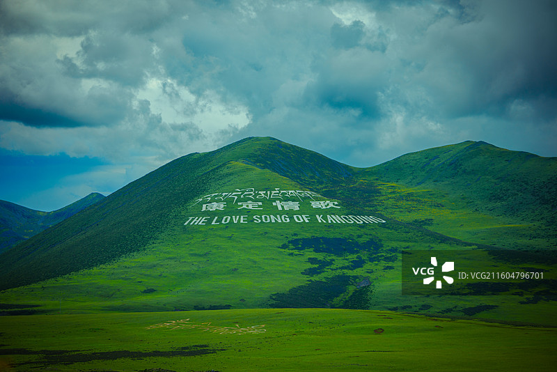 西藏草原山谷风光，绿色草地与云彩的壮丽画卷图片素材