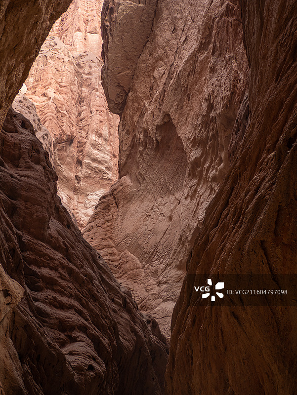 晴天红色岩石纹理雅丹丹霞地貌几何山石纹理图片素材