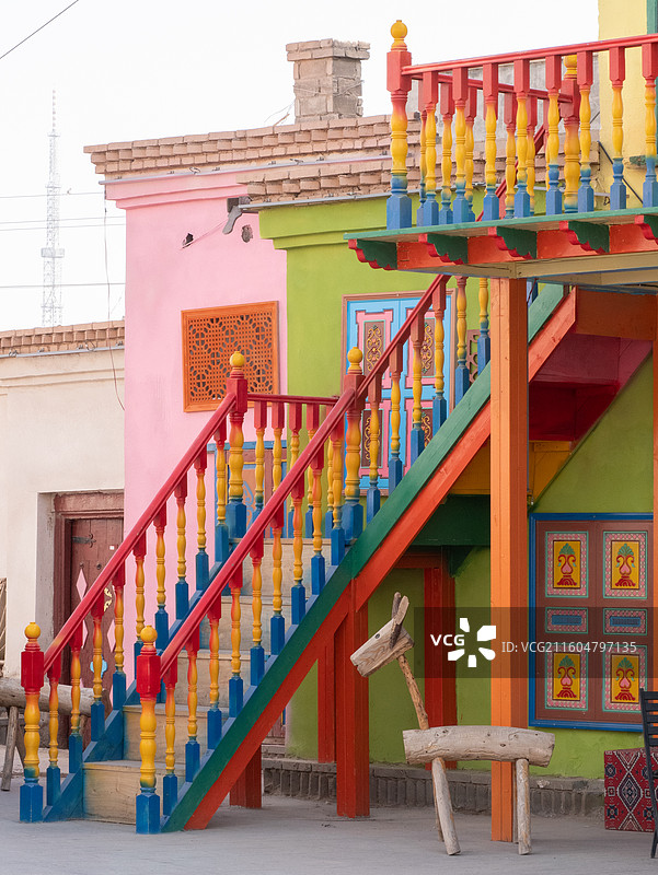 宁静阳光下沙漠古城彩色木质楼梯图片素材