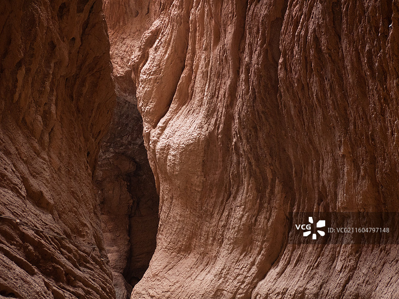 晴天红色岩石纹理雅丹丹霞地貌流水侵蚀山石图片素材
