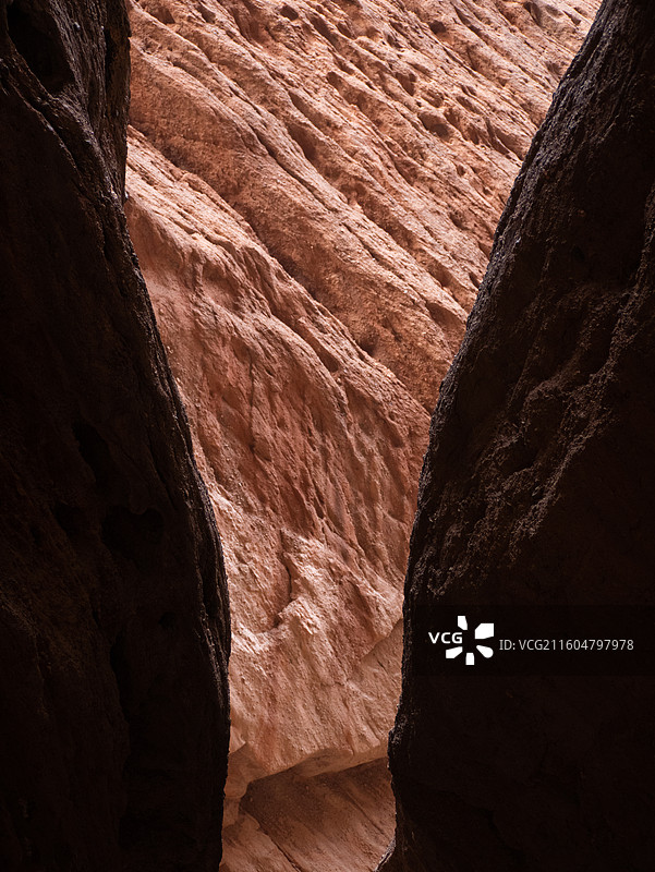 晴天红色岩石纹理雅丹丹霞地貌光影夹角图片素材