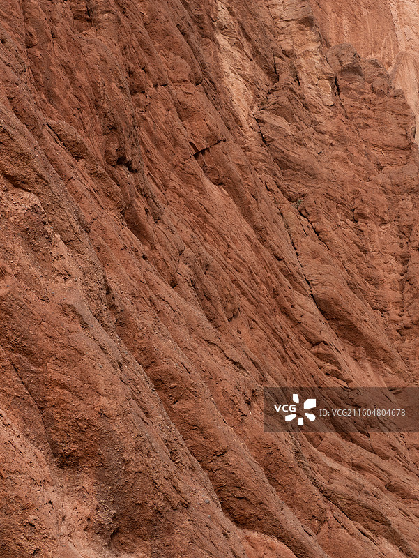 晴天红色岩石纹理雅丹丹霞地貌图片素材