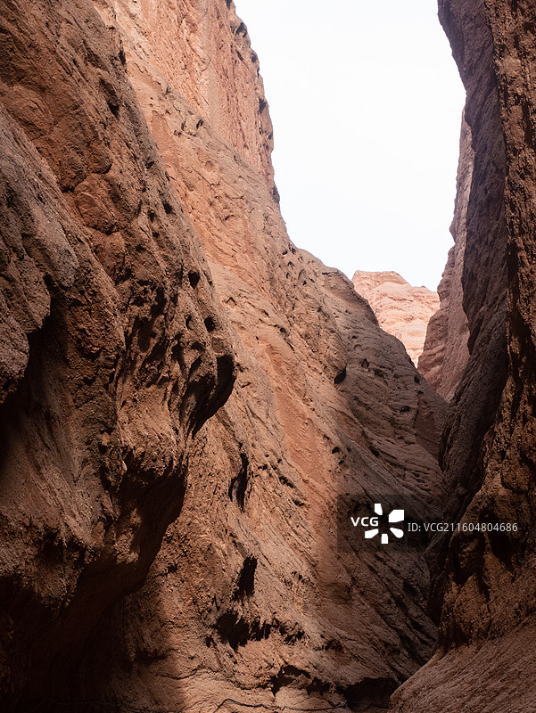 晴天红色岩石纹理雅丹丹霞地貌夹角构图图片素材