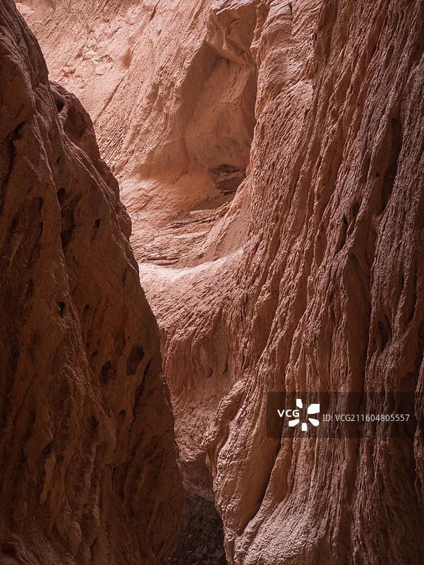 晴天红色岩石纹理雅丹丹霞地貌光影图片素材