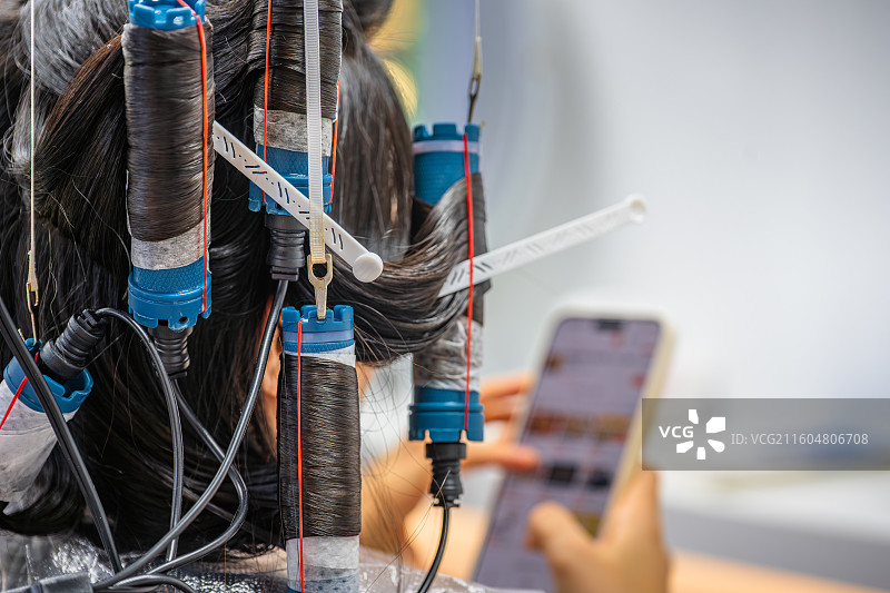 女性长发染色过程的特写图片素材