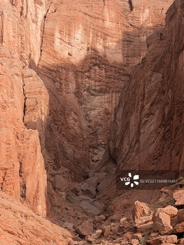 晴天红色岩石纹理雅丹丹霞地貌山石光影图片素材