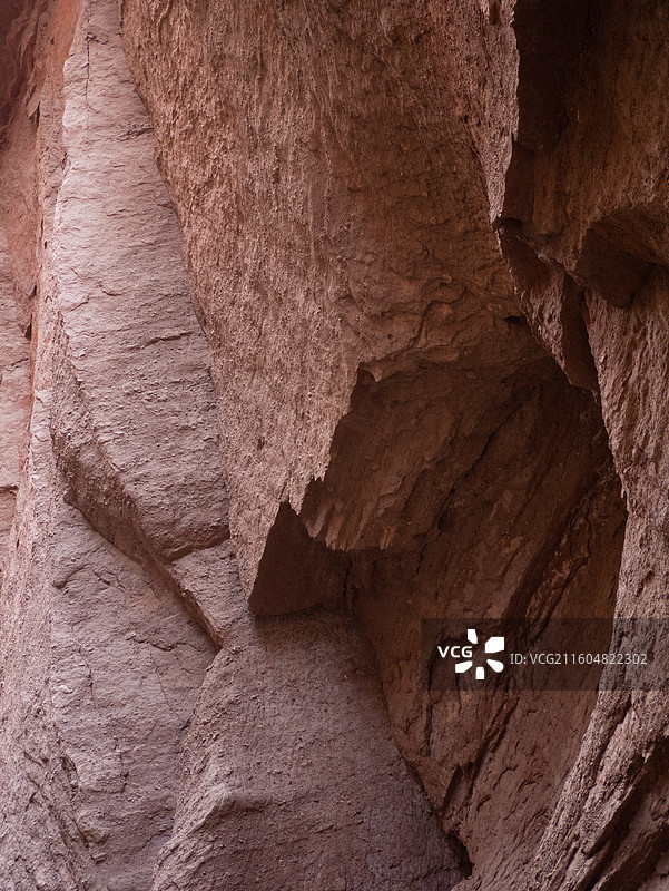 晴天红色岩石纹理雅丹丹霞奇特地貌图片素材