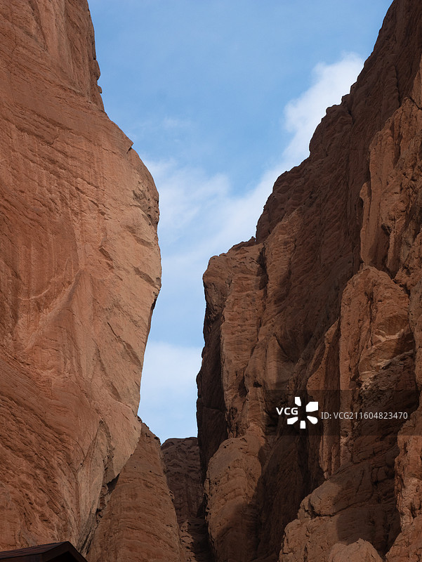 晴天红色岩石纹理雅丹丹霞地貌山峰夹缝图片素材