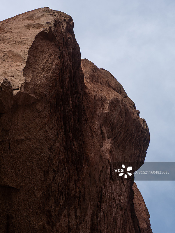 晴天红色岩石纹理雅丹丹霞地貌悬崖暗面图片素材