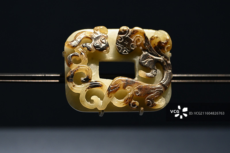 上海博物馆东馆“玉器馆”双螭纹玉饰图片素材