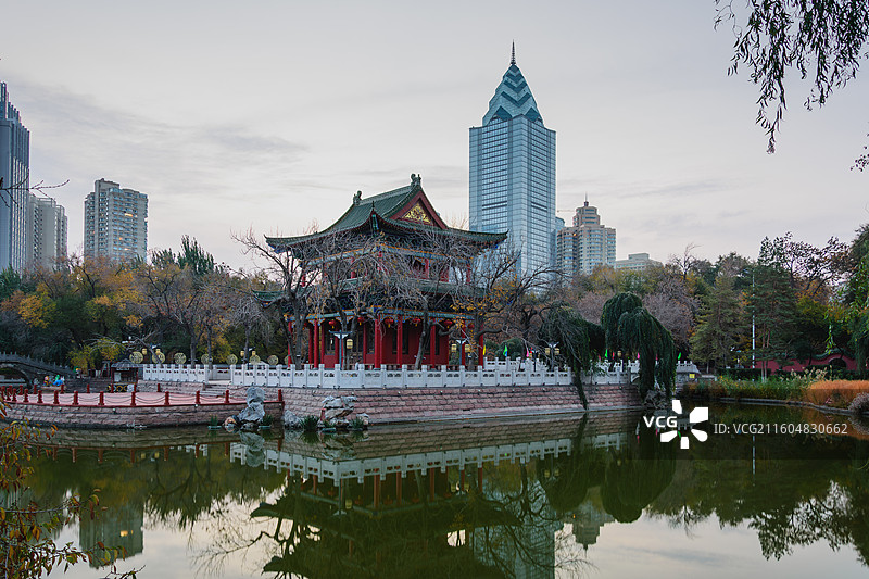 乌鲁木齐人民公园秋季风光：古今同框（中天广场）。图片素材