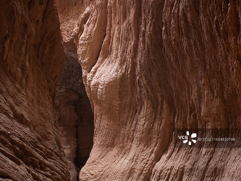晴天红色岩石纹理雅丹丹霞地貌流水纹理图片素材