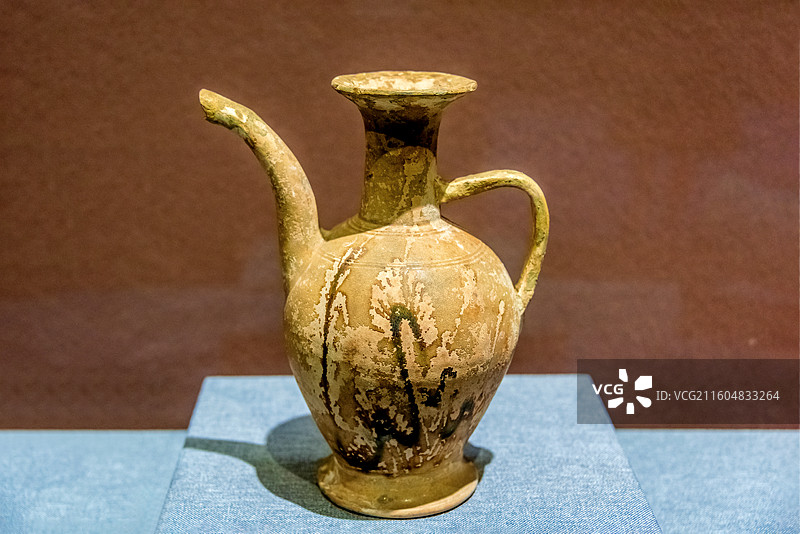 中国广西壮族自治区博物馆馆藏唐代黄釉褐彩瓜棱执壶图片素材
