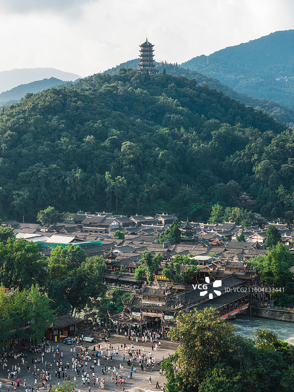 都江堰航拍，城央熊猫伴古塔，古堰风光裹烟火图片素材