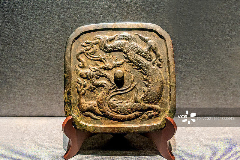 中国广西壮族自治区博物馆馆藏唐代盘龙纹倭角铜镜图片素材