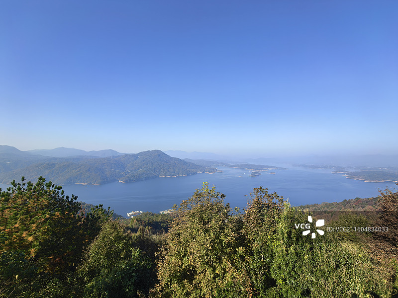 《蓝天下的湖泊》拍摄于安徽省太湖县花亭湖。图片素材