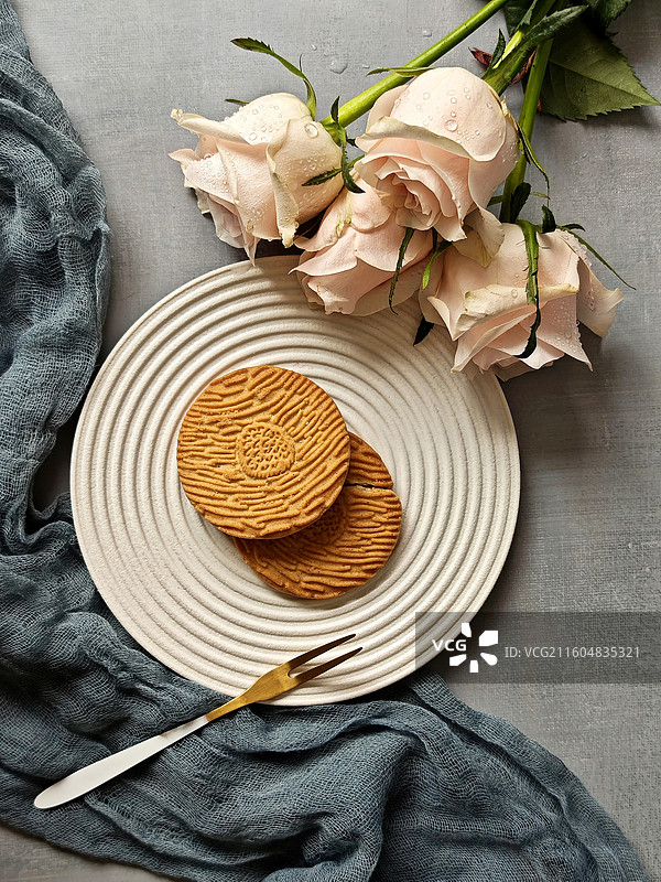 静物：午后休闲时光.玫瑰花与曲奇图片素材