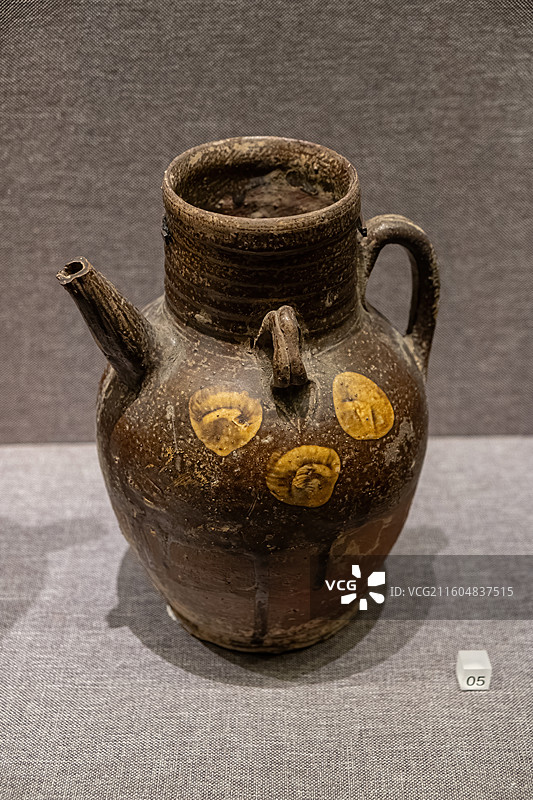 四川大学博物馆藏五代北宋早期琉璃厂窑褐釉黄彩斑纹执壶图片素材