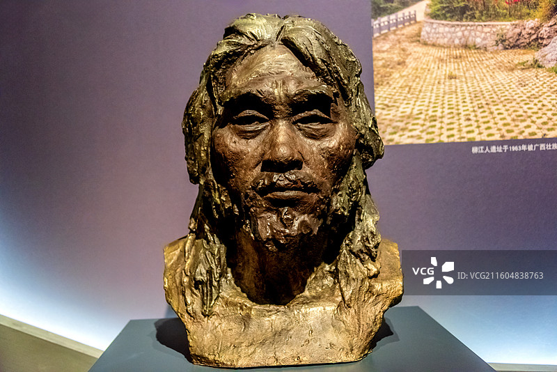 中国广西壮族自治区博物馆柳江人雕像图片素材