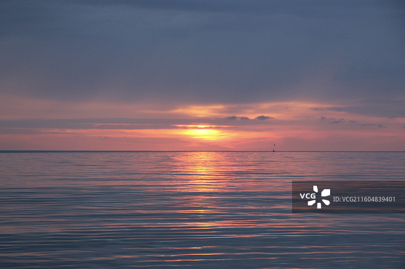 马来西亚沙巴亚庇丹绒亚路海滩日落图片素材