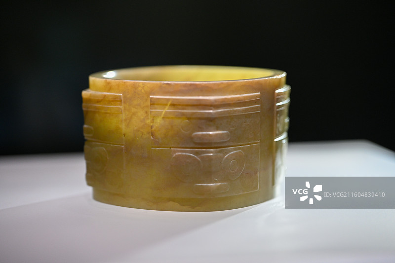 良渚文化神人兽面飞鸟纹玉琮图片素材