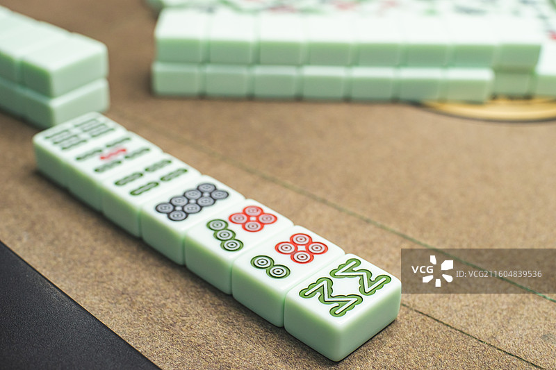 中国城市健康打牌打麻将生活方式拍摄主题，室内棋牌室麻将机和整齐散乱的麻将，室内无人图像摄影图片素材