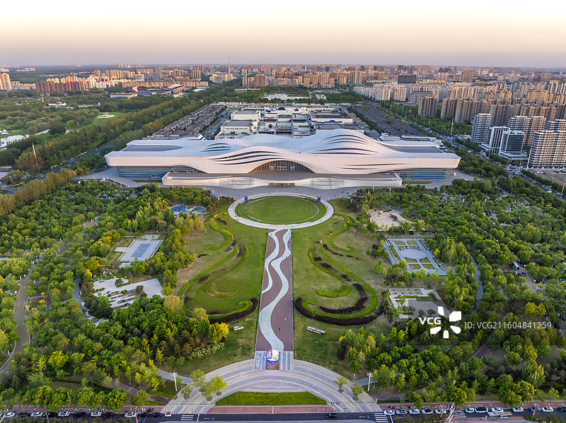 夕阳下的丝绸之路国际艺术交流中心图片素材