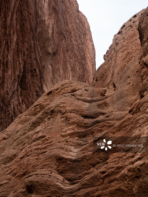 晴天红色岩石纹理雅丹丹霞地貌仰视岩石纹理图片素材