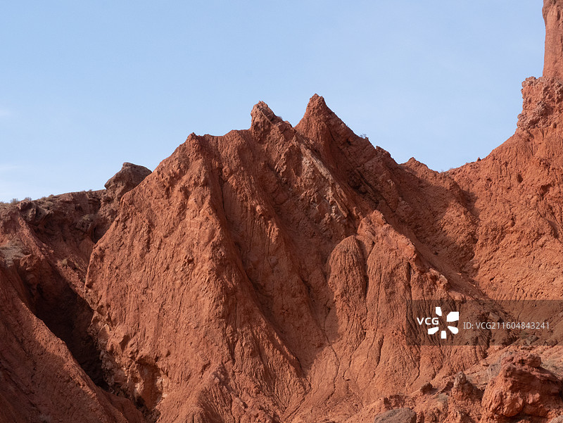 晴天红色岩石纹理雅丹丹霞地貌锋利山峰图片素材