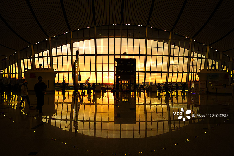 大兴机场，日落时的壮观天空景色与候机的旅客图片素材