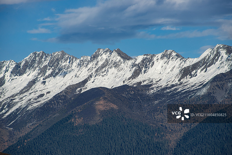 四川省阿坝州马尔康县周边的雪山图片素材