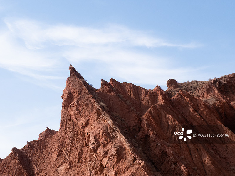 晴天红色岩石纹理雅丹丹霞地貌锋利山峰图片素材