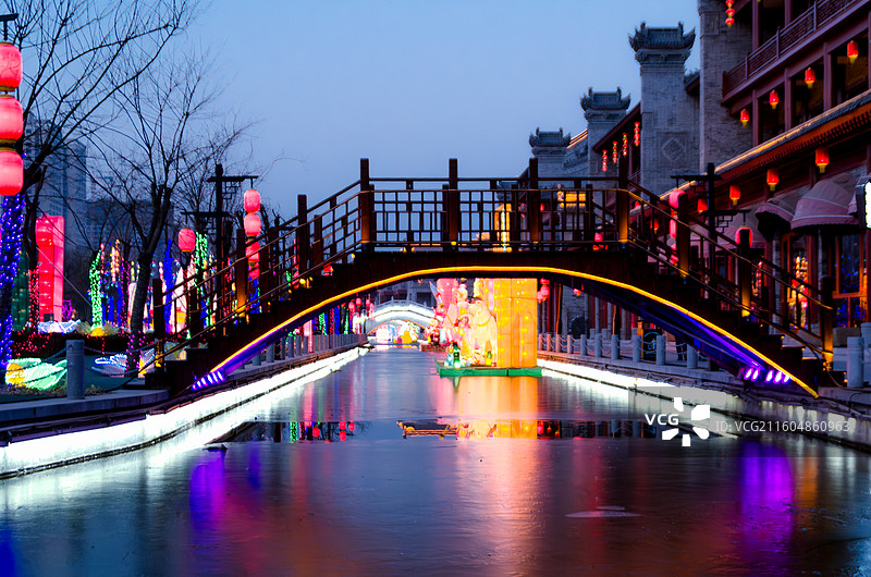 渭南老街夜景与中国风桥梁图片素材
