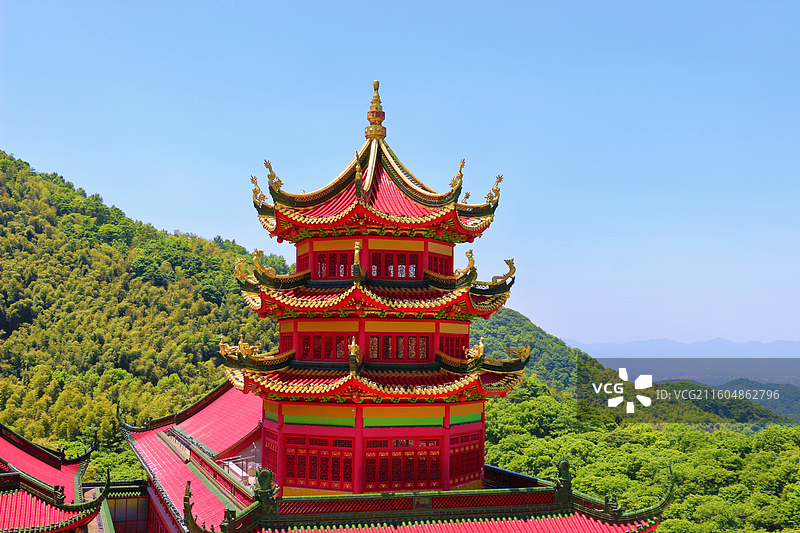 绍兴上虞秀峰寺是一座历史悠久的古刹，集宗教文化与自然景观于一体，梁架、斗拱均体现皇家建筑风格图片素材