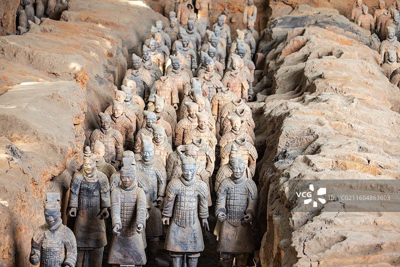 陕西西安秦始皇兵马俑博物馆一号坑内的兵马俑图片素材
