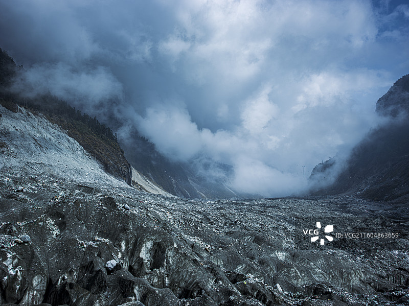 四川省甘孜藏族自治州泸定县的海螺沟冰川森林公园，一场绝美的云海景观呈现在眼前图片素材
