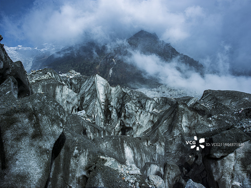 四川省甘孜藏族自治州泸定县的海螺沟冰川森林公园，一场绝美的云海景观呈现在眼前图片素材